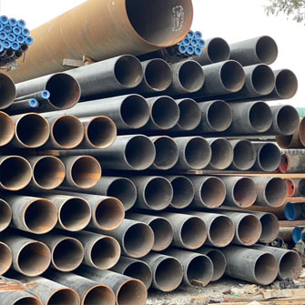 cargamento de diferentes tipos de tuberías de acero en camiones siendo transportadas en México