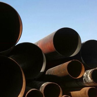 cargamento de diferentes tipos de tuberías de acero en camiones siendo transportadas en México