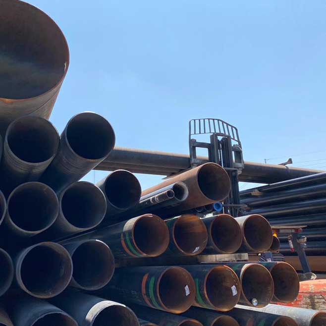 tubos de acero siendo transportados en un camión