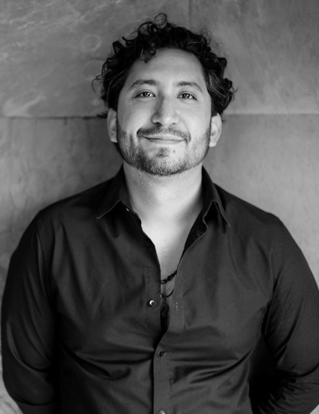 Persona seria en fondo negro