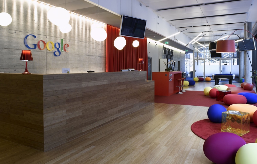 plaza comercial con locales diseñados por nala interiores