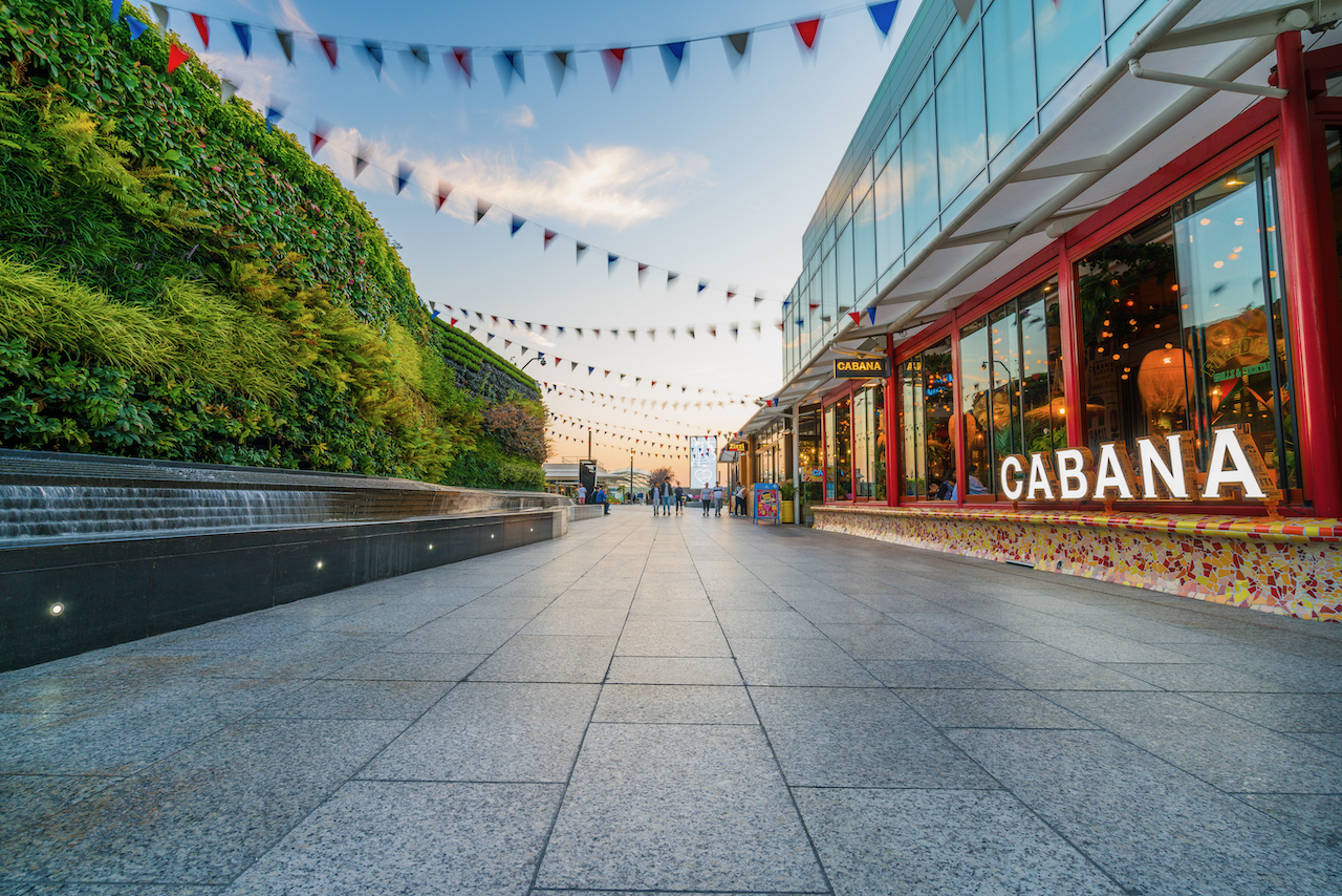 corredor comercial con vitrina a la izquierda