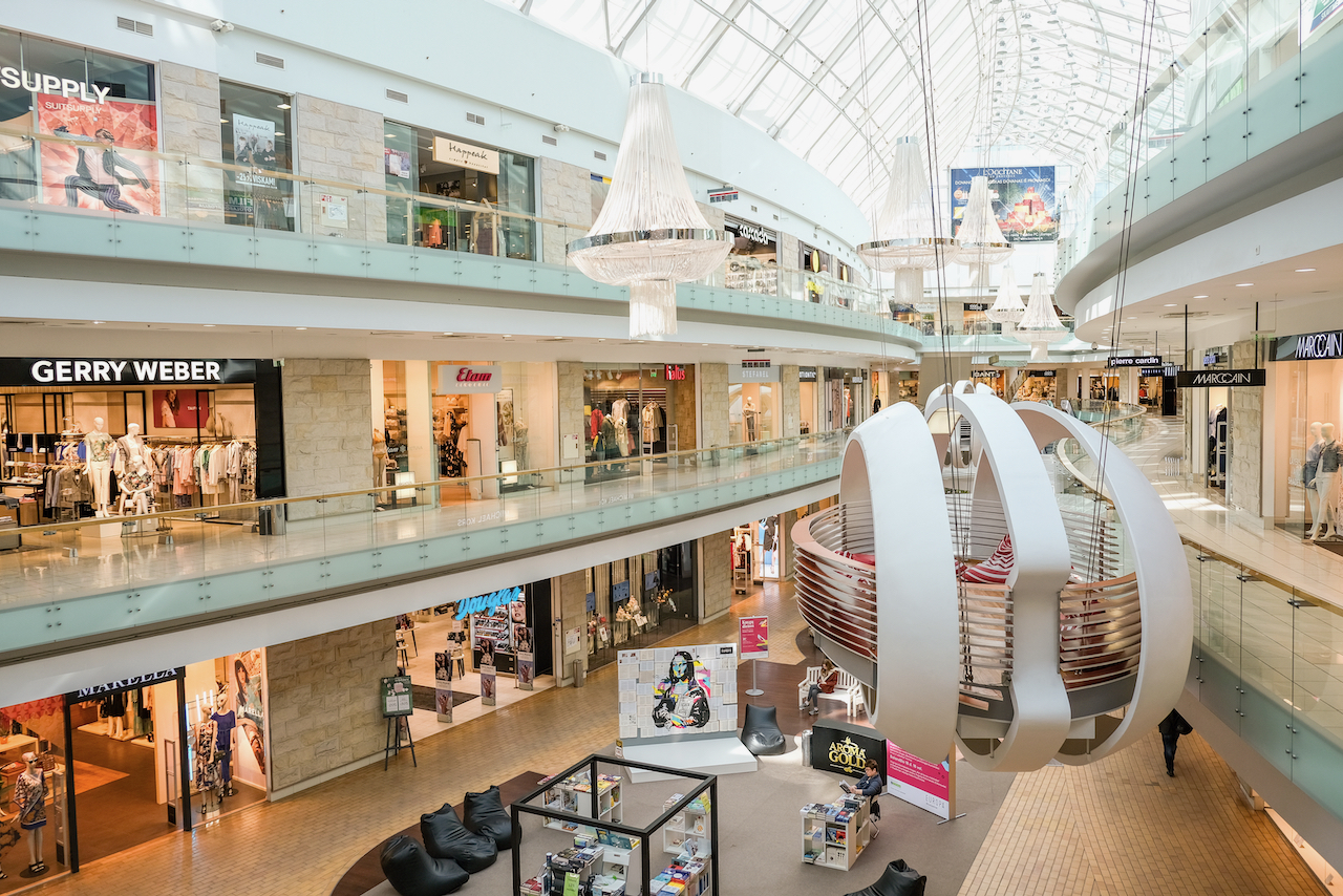 plaza comercial con locales diseñados por nala interiores