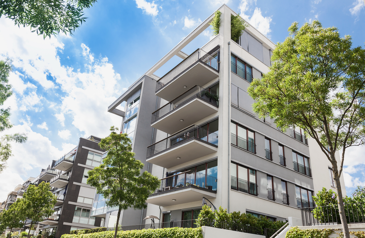edificio con balcon y arboles