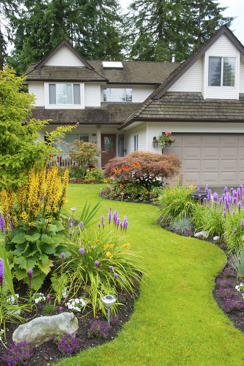 jardin frontal con camino de pasto