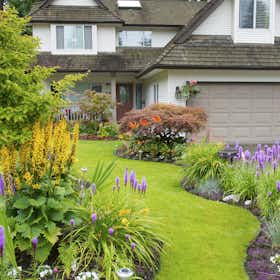 jardin frontal con camino de pasto