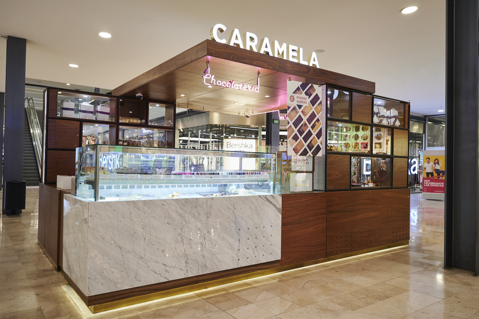 diseño de tienda isla comercial en plaza fiesta san agustin con acabados de mármol y madera