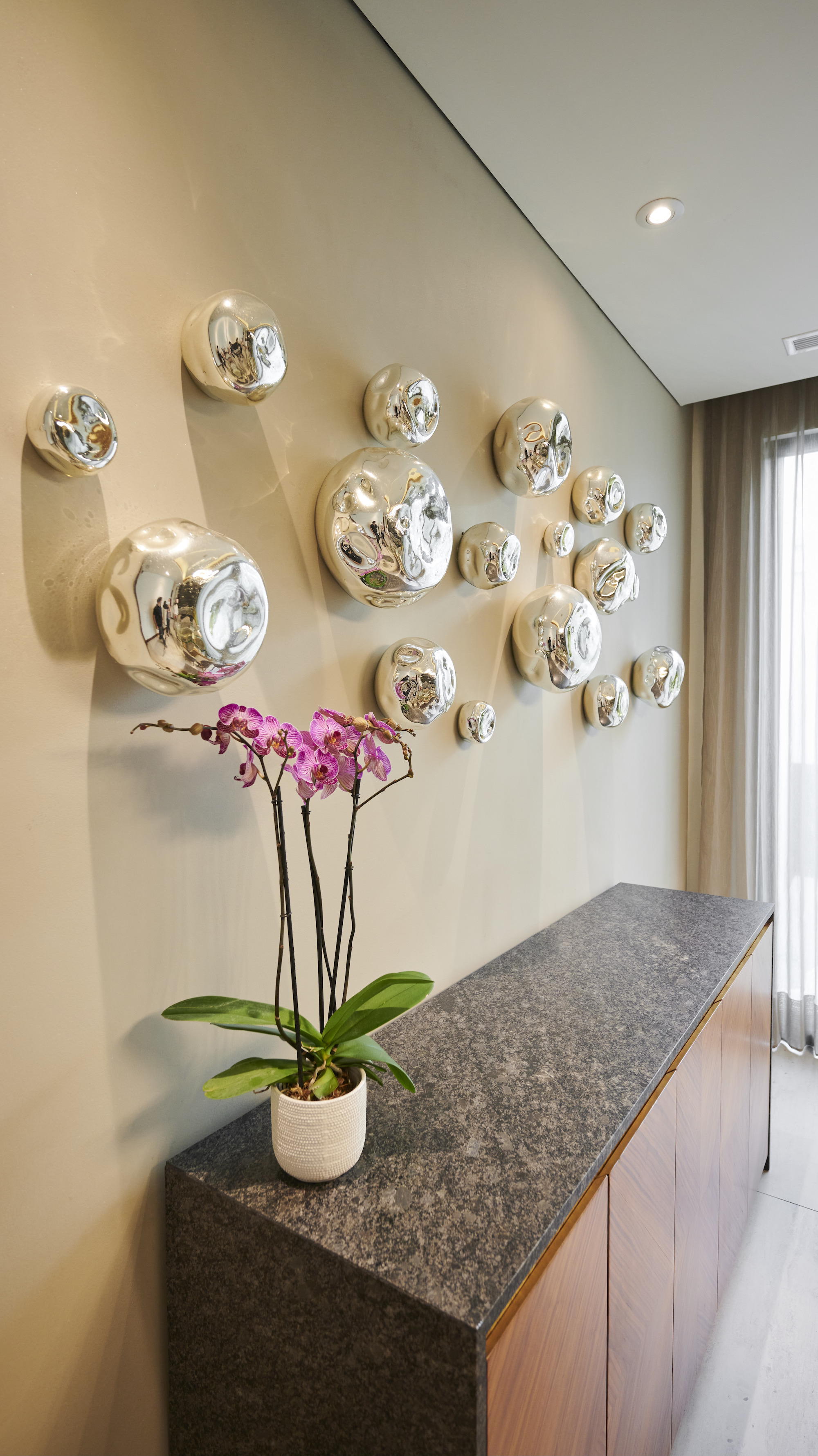 Decoración colgantes en pared, sala comedor residencial