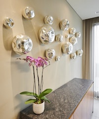 Decoración colgantes en pared, sala comedor residencial