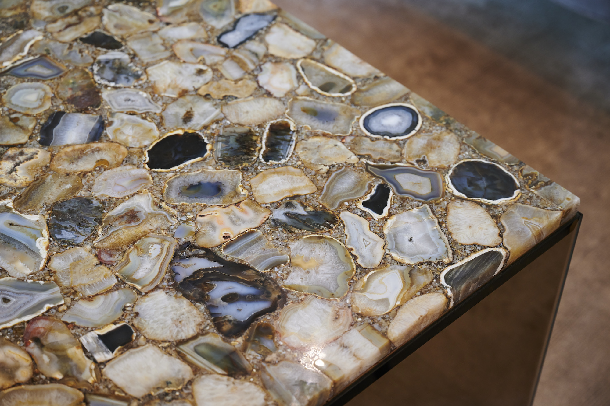 Piedra exótica usad como cubierta en mesa de sala