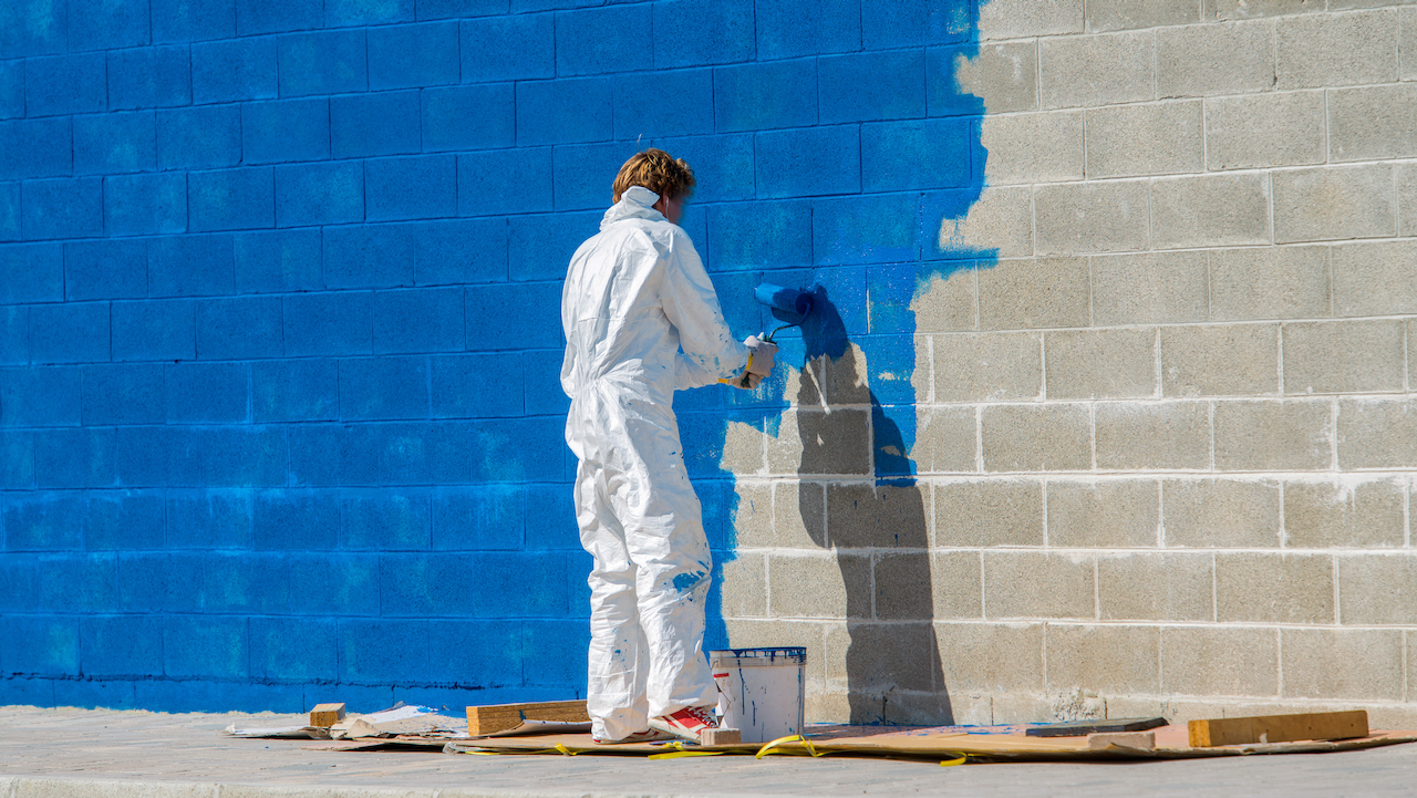 Man painting a wall in blue color in Katy Texas