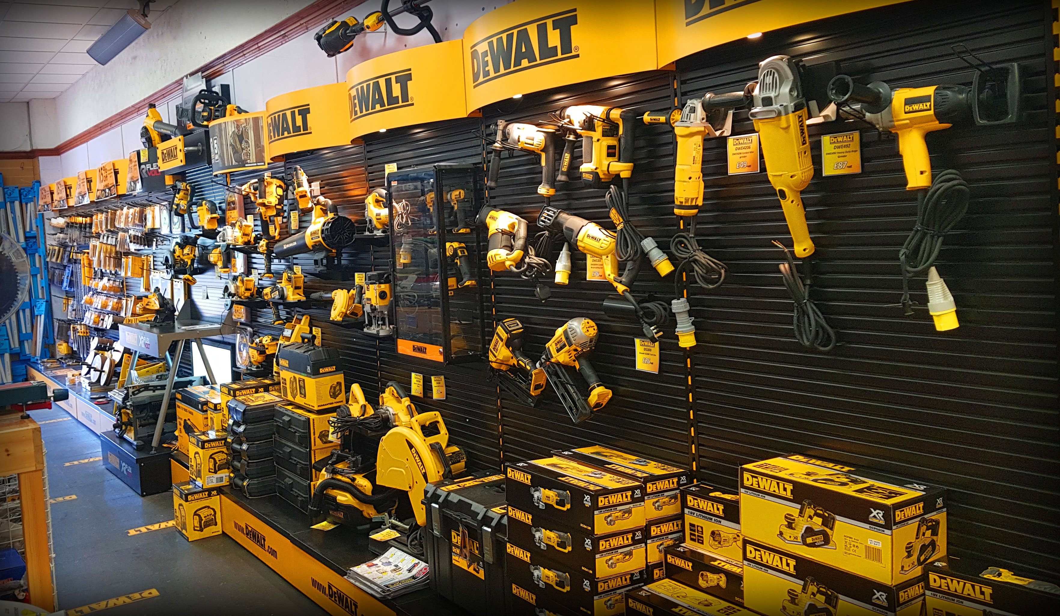 Estantería con refacciones Dewalt