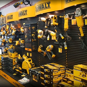 Estantería con refacciones Dewalt