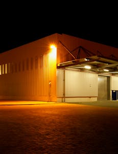 Iluminación para avenidas, calles, estacionamientos y naves industriales