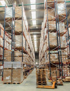 Iluminación para avenidas, calles, estacionamientos y naves industriales